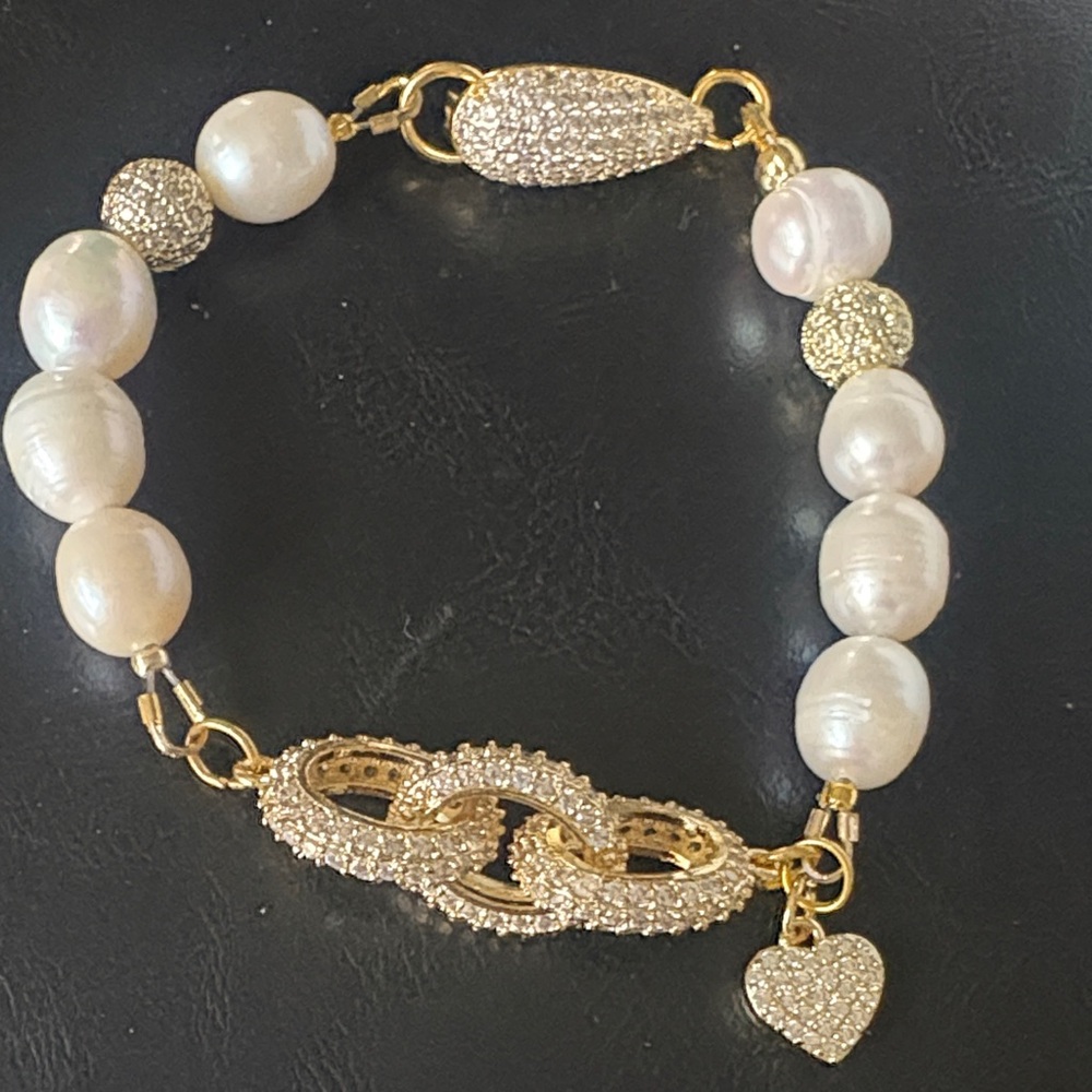 Elegant Gold and Pearl Bracelet